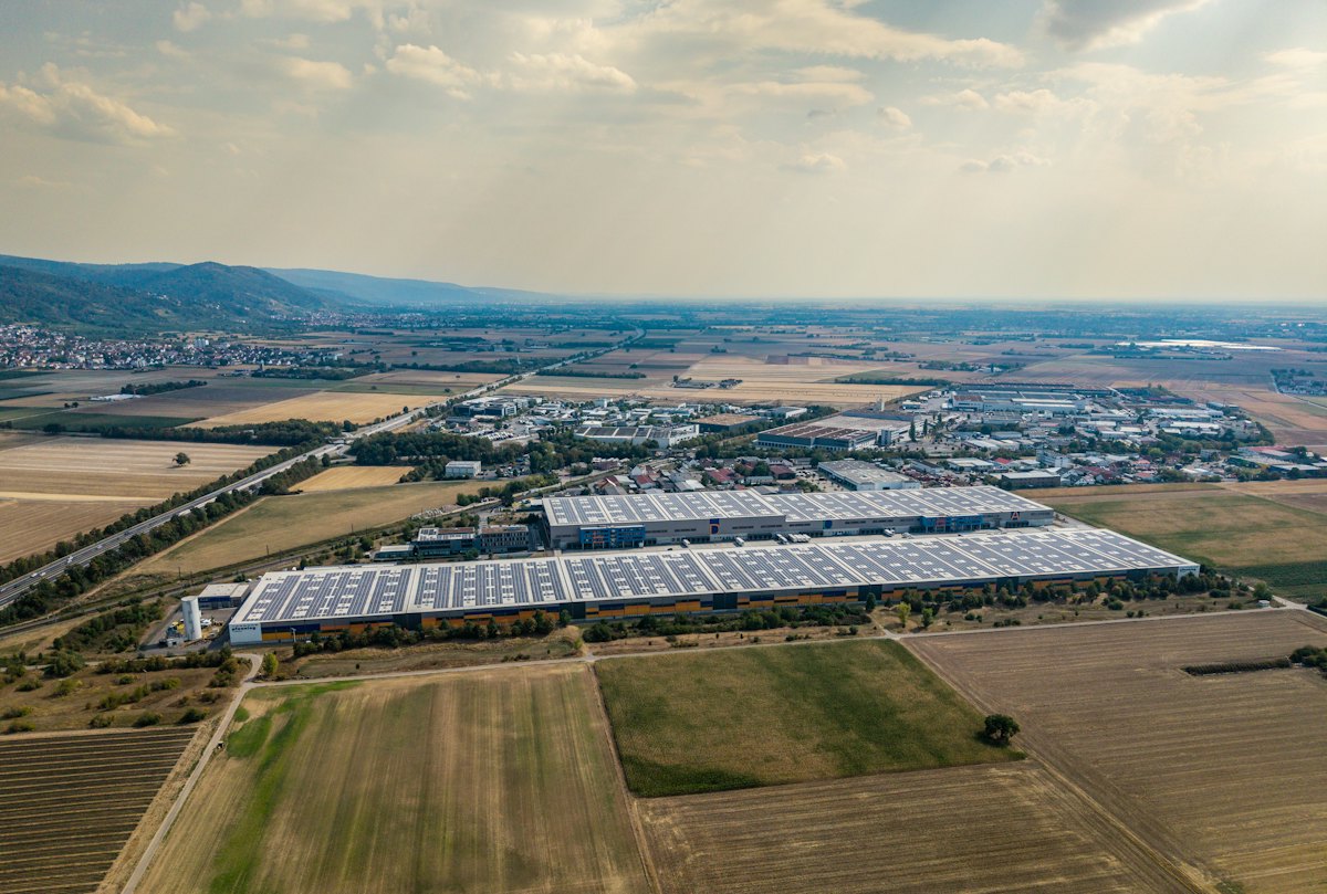 Vista aerea di capannoni industriali con impianti fotovoltaici sul tetto