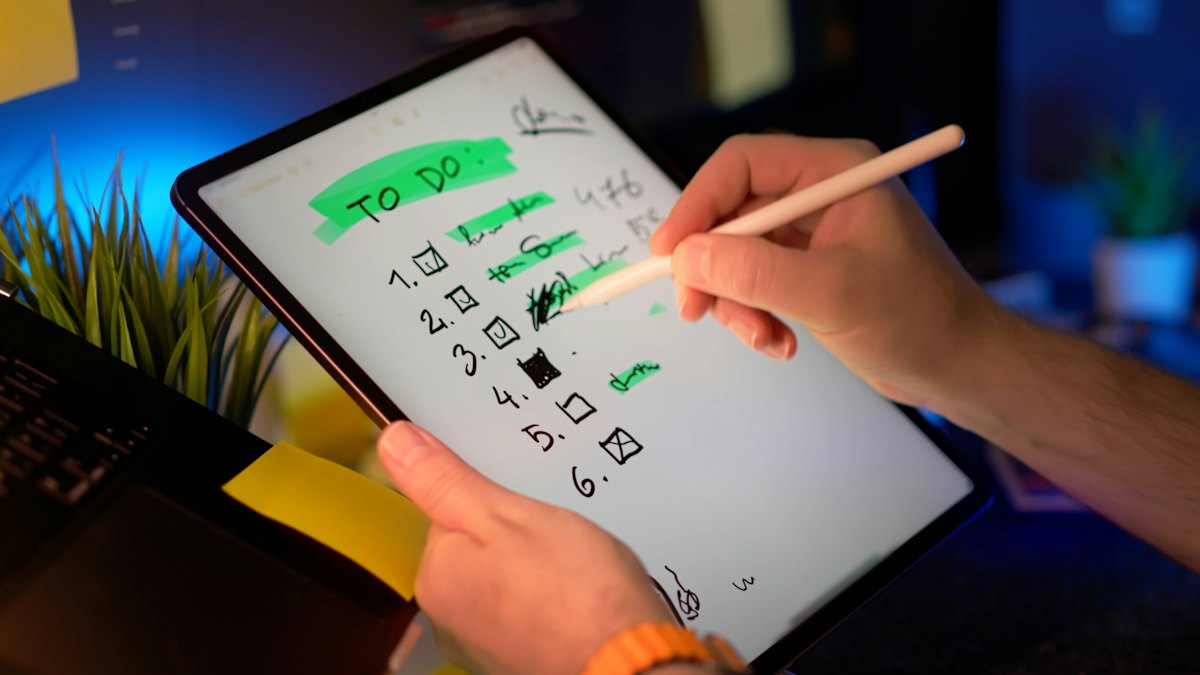 Compilazione di una checklist su tablet
